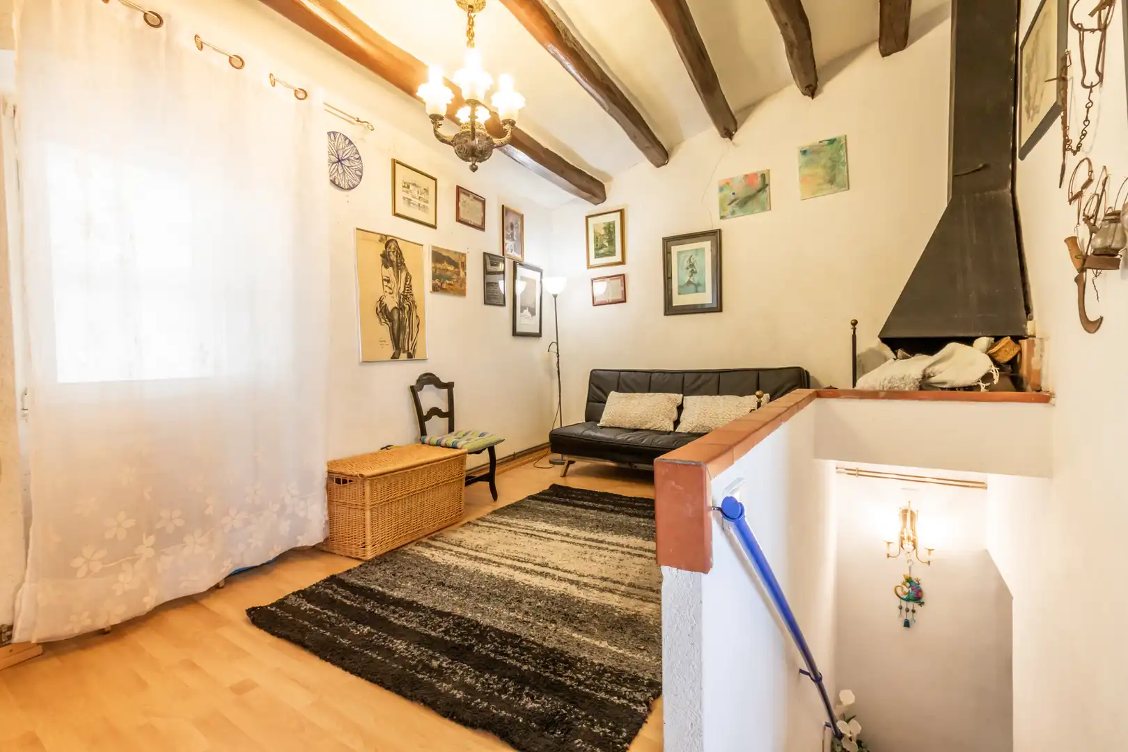 Wohnzimmer von Einfamilien-Reihenhaus zum Verkauf in Cadaqués mit Klimaanlage und Heizung