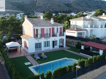 Villa avec balcon à vendre à Calle roma 36