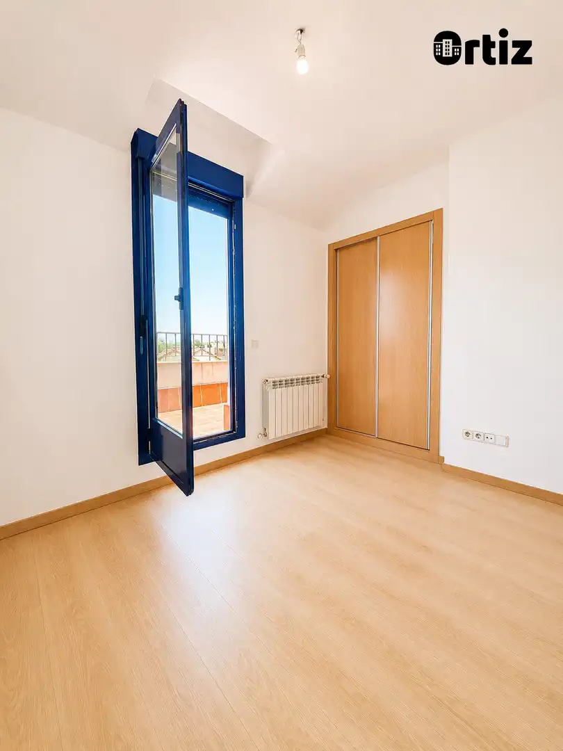 Schlafzimmer von Dachboden zum Verkauf in Alovera mit Heizung, Terrasse und Abstellraum