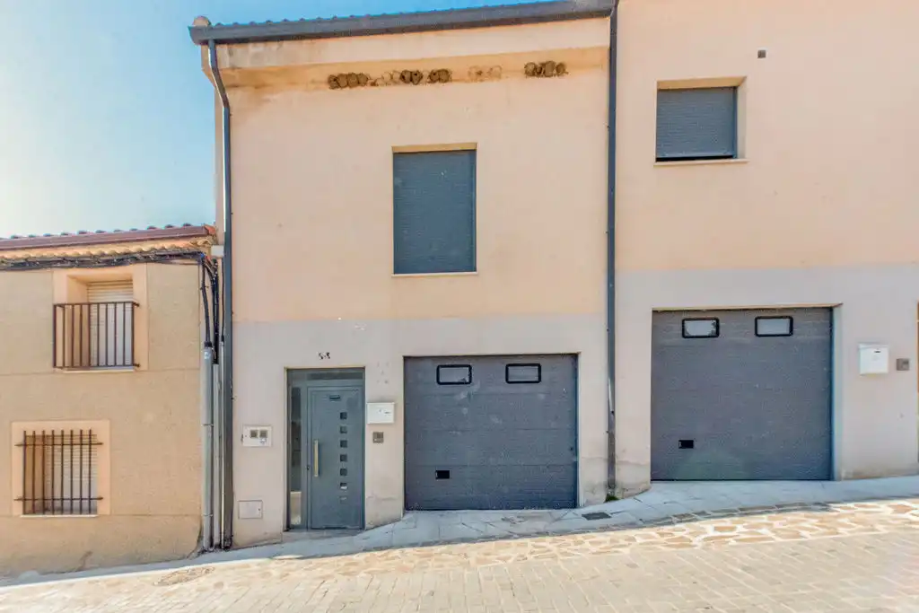 Vista exterior de Casa adosada en venta en La Hiniesta  con Calefacción y Terraza