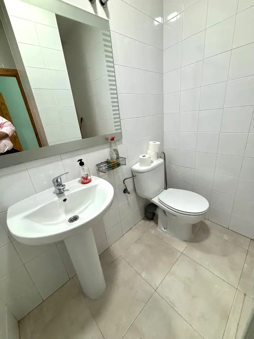 Badezimmer von Geschaftsraum zur Miete in Plasencia mit Möbliert