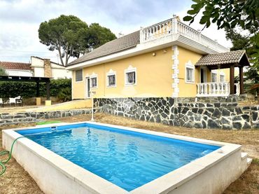 Chalet con piscina en venta en Vilamarxant