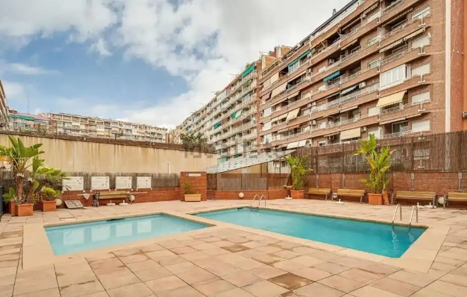 Vista exterior de Pis en venda en Barcelona amb Aire condicionat, Calefacció i Piscina comunitària