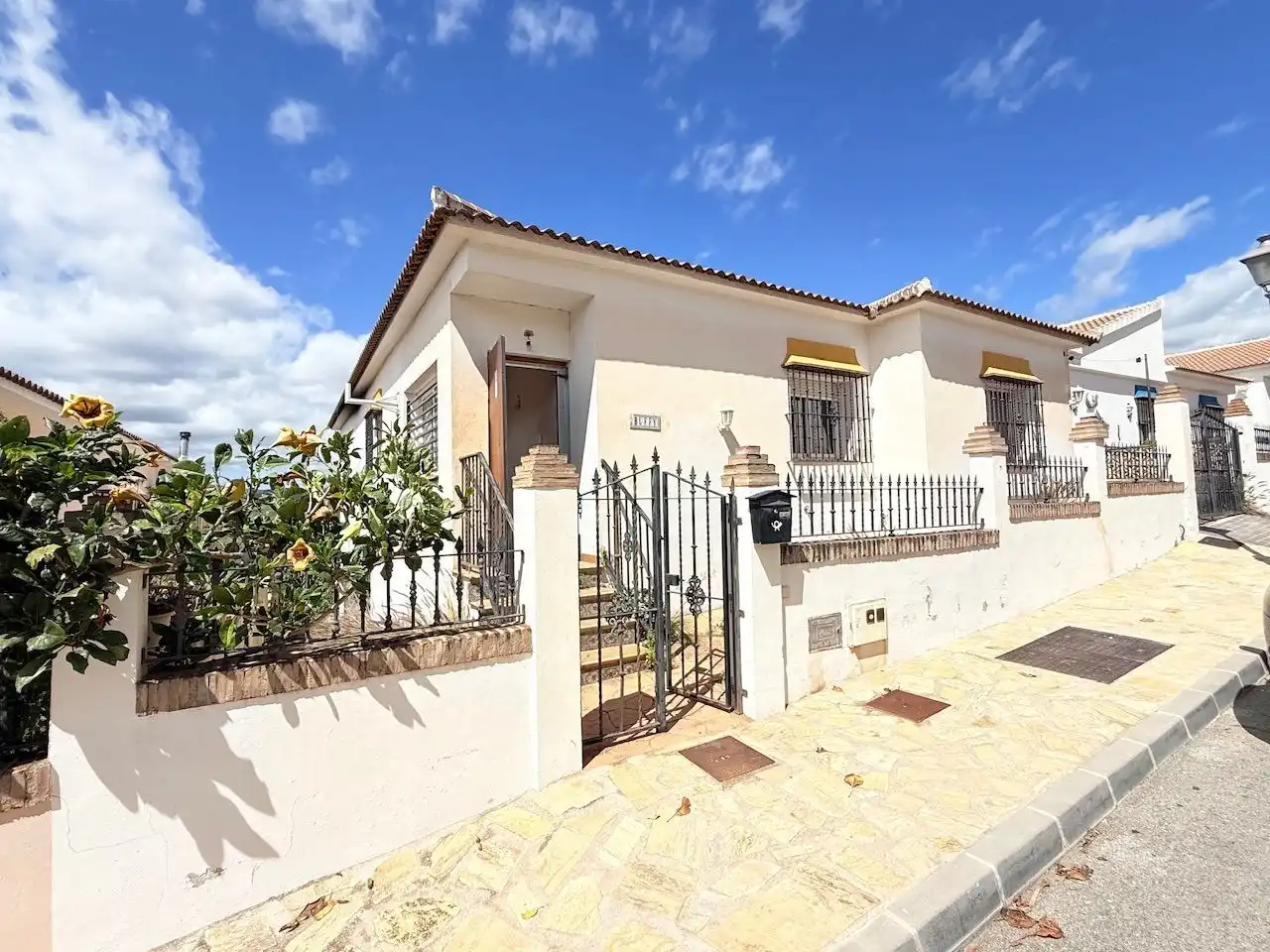 Vista exterior de Casa o chalet en venta en Alcaucín con Jardín privado y Piscina