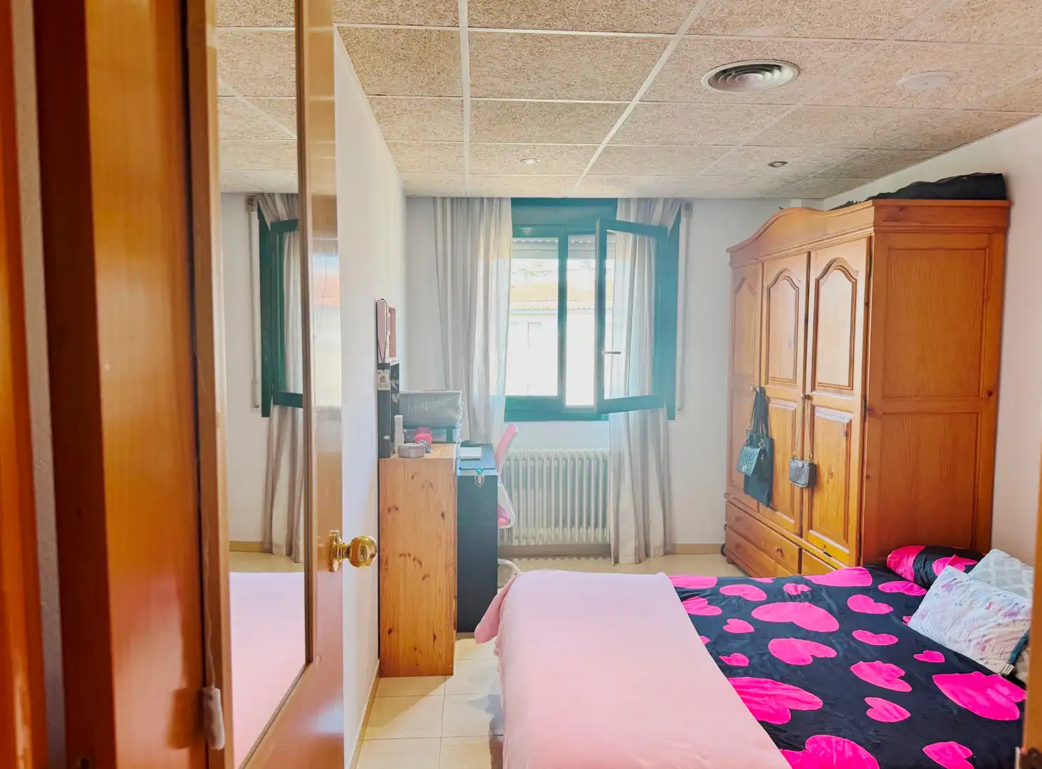 Schlafzimmer von Wohnung zum Verkauf in Girona mit Klimaanlage, Heizung und Balkon