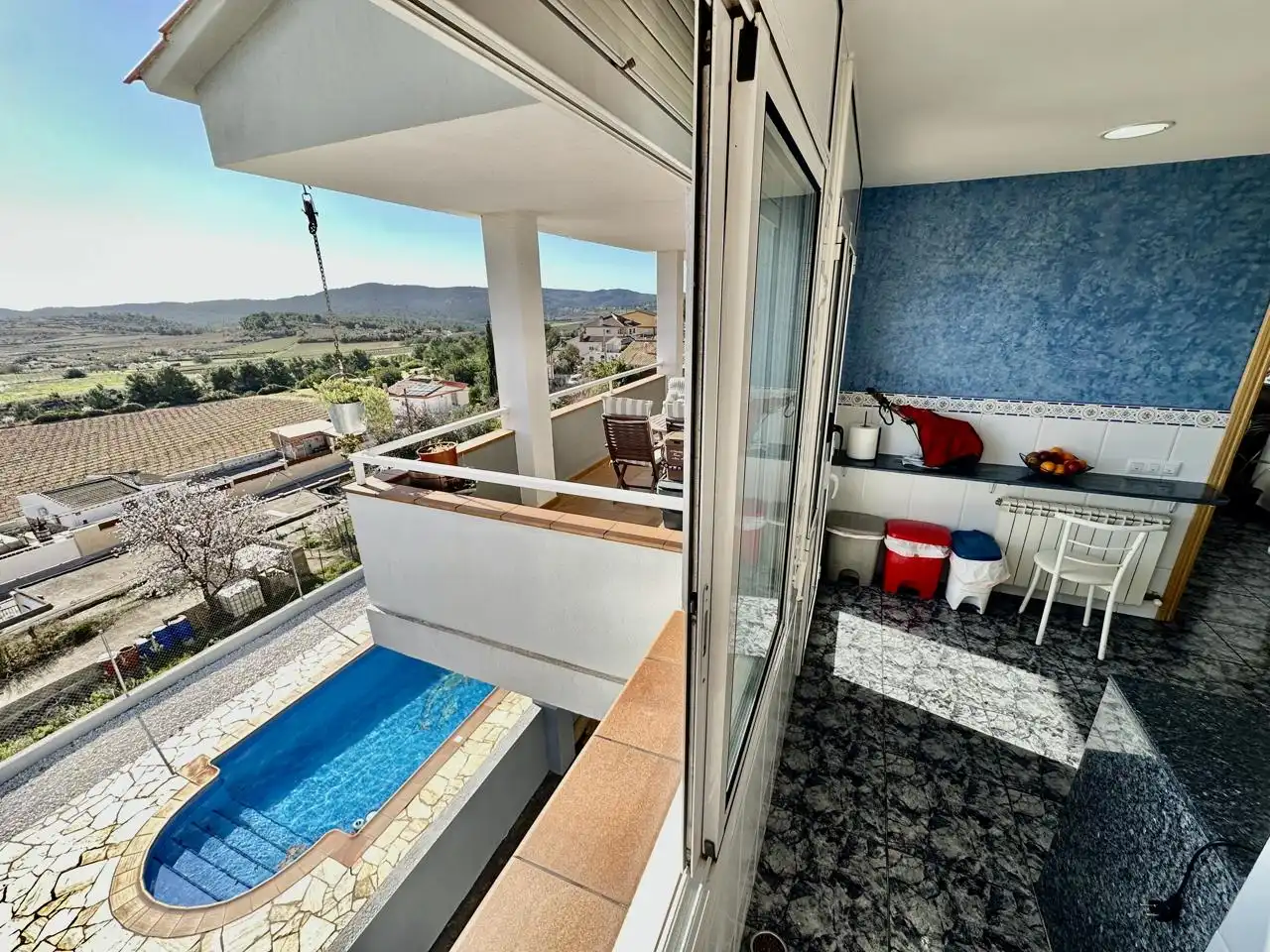 Casa amb piscina en venda a La Bisbal del Penedès, imagen 2