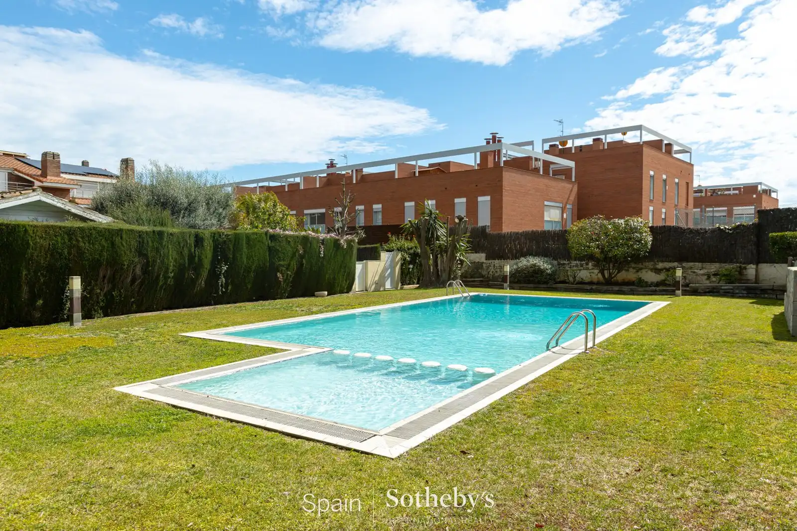 Piscina de Casa o chalet en venta en Alella con Aire acondicionado, Calefacción y Jardín privado