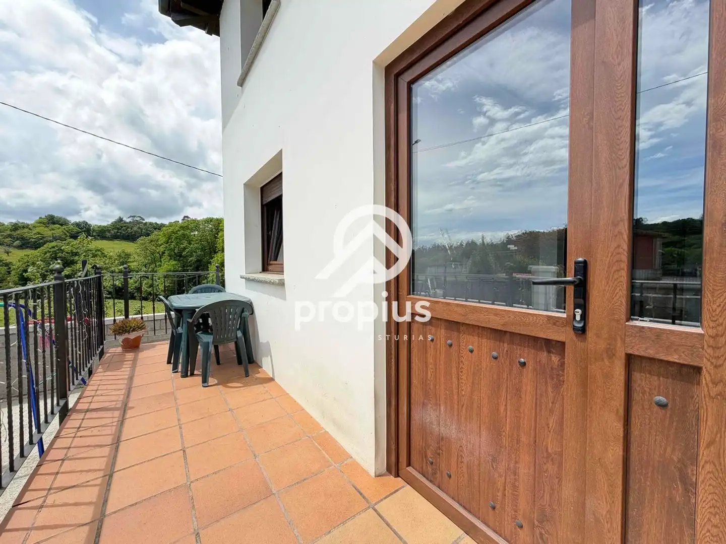 Terrassa de Casa o xalet en venda en Sariego amb Calefacció, Parquet i Traster