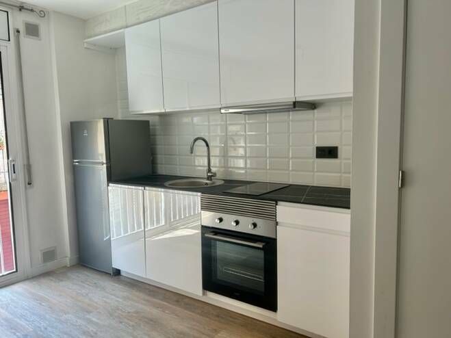 Cuina de Pis en venda en Girona Capital amb Calefacció, Parquet i Moblat