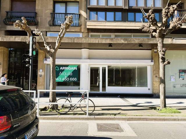 Local comercial en Alquiler en Avenida Navarra en Gros