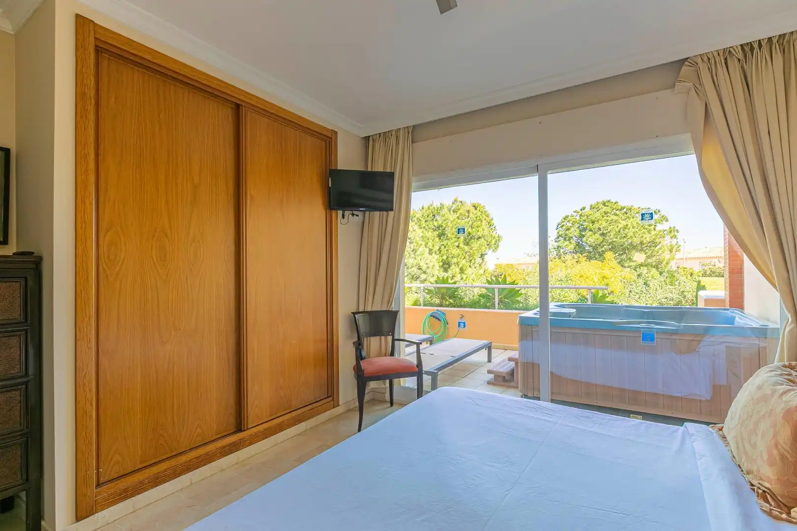 Dormitori de Planta baixa en venda en Mijas amb Aire condicionat, Jardí privat i Terrassa
