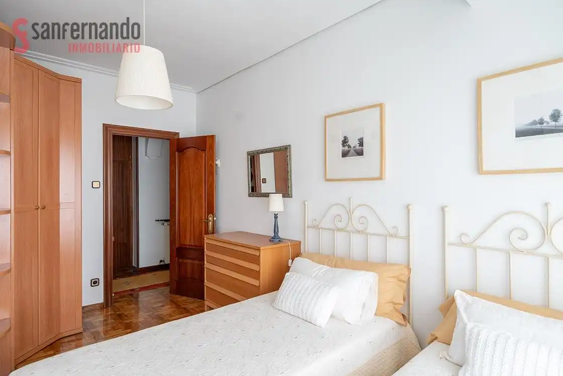 Dormitori de Pis en venda en Torrelavega  amb Calefacció, Parquet i Balcó