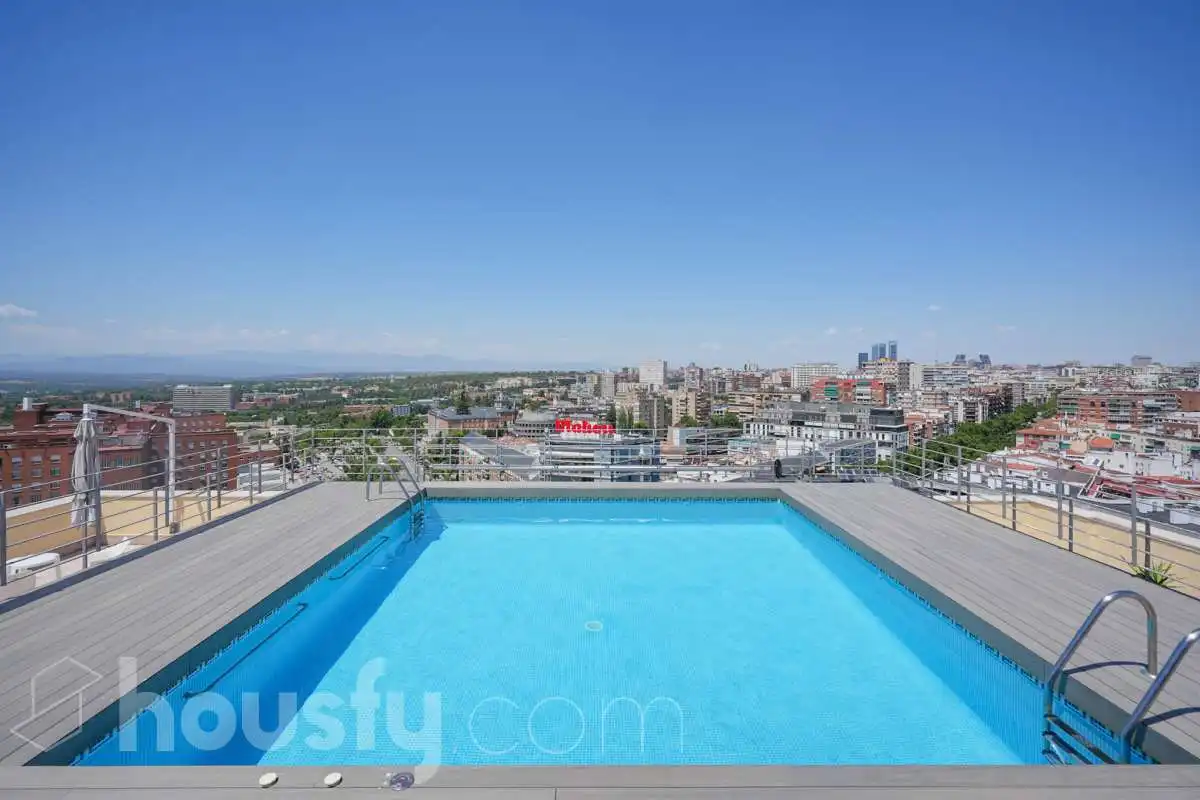 Schwimmbecken von Wohnung zum Verkauf in Madrid mit Klimaanlage, Heizung und Terrasse