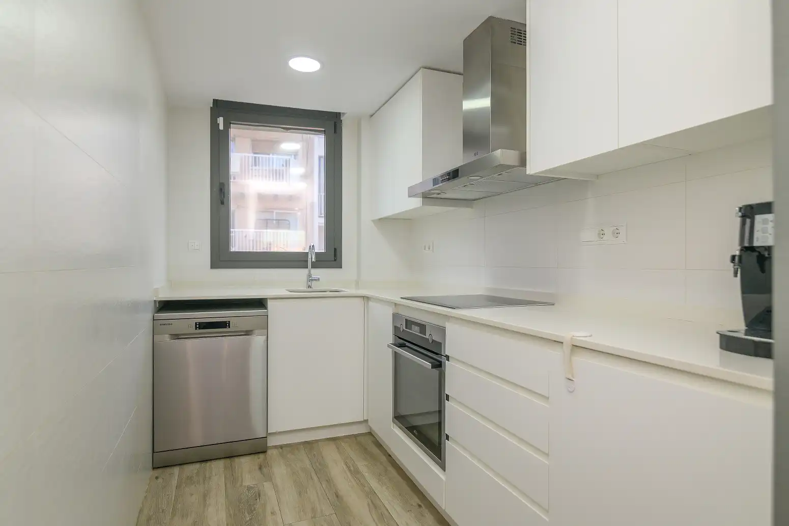 Cuina de Pis en venda en Cornellà de Llobregat amb Aire condicionat, Calefacció i Terrassa