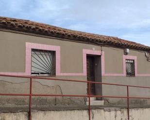 Vista exterior de Casa adosada en venda en Puertollano amb Aire condicionat