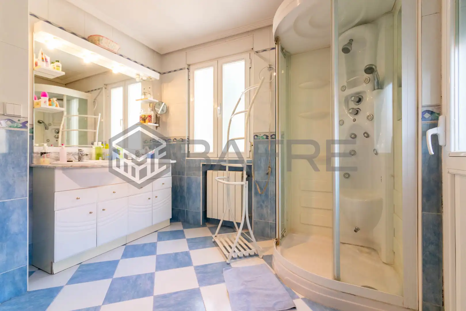 Bany de Casa o xalet en venda en Madrid amb Aire condicionat, Calefacció i Jardí privat