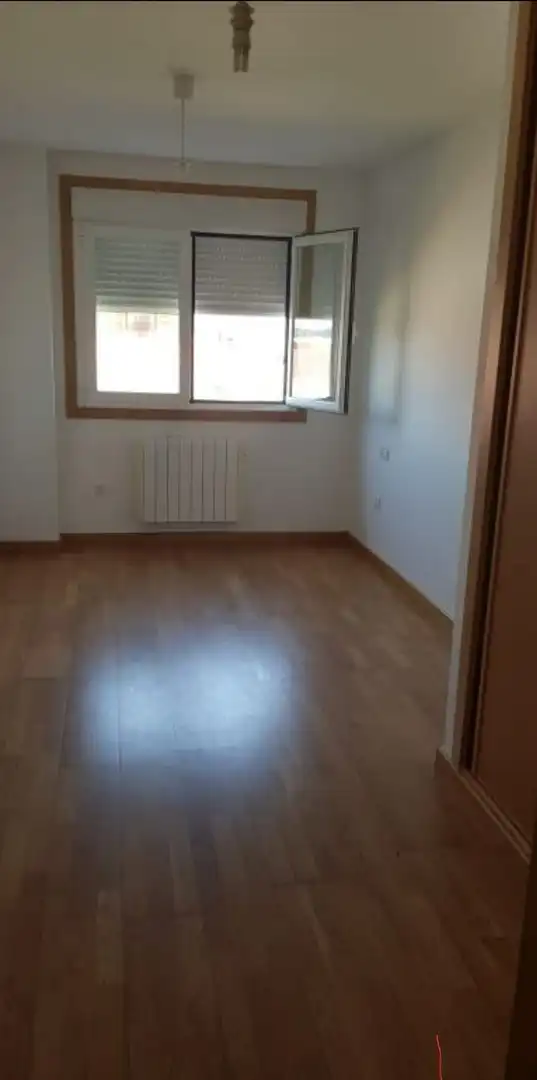 Schlafzimmer von Wohnung zum Verkauf in Vilagarcía de Arousa mit Parkett, Abstellraum und Ofen