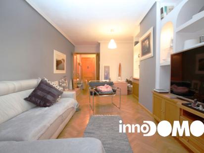 Living room of Flat for sale in Parla  with Heating, Parquet flooring and Terrace