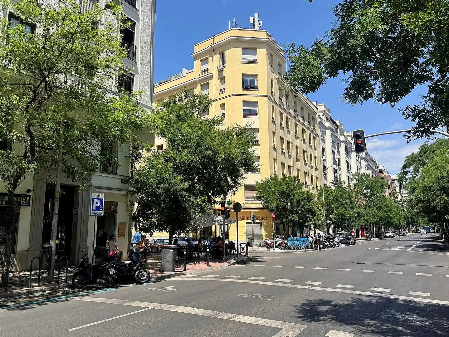 Vista exterior de Piso en venta en Madrid con Calefacción, TV y Balcón