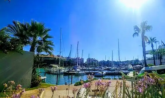 Flat with balcony to rent in Avenida de la Marina 15