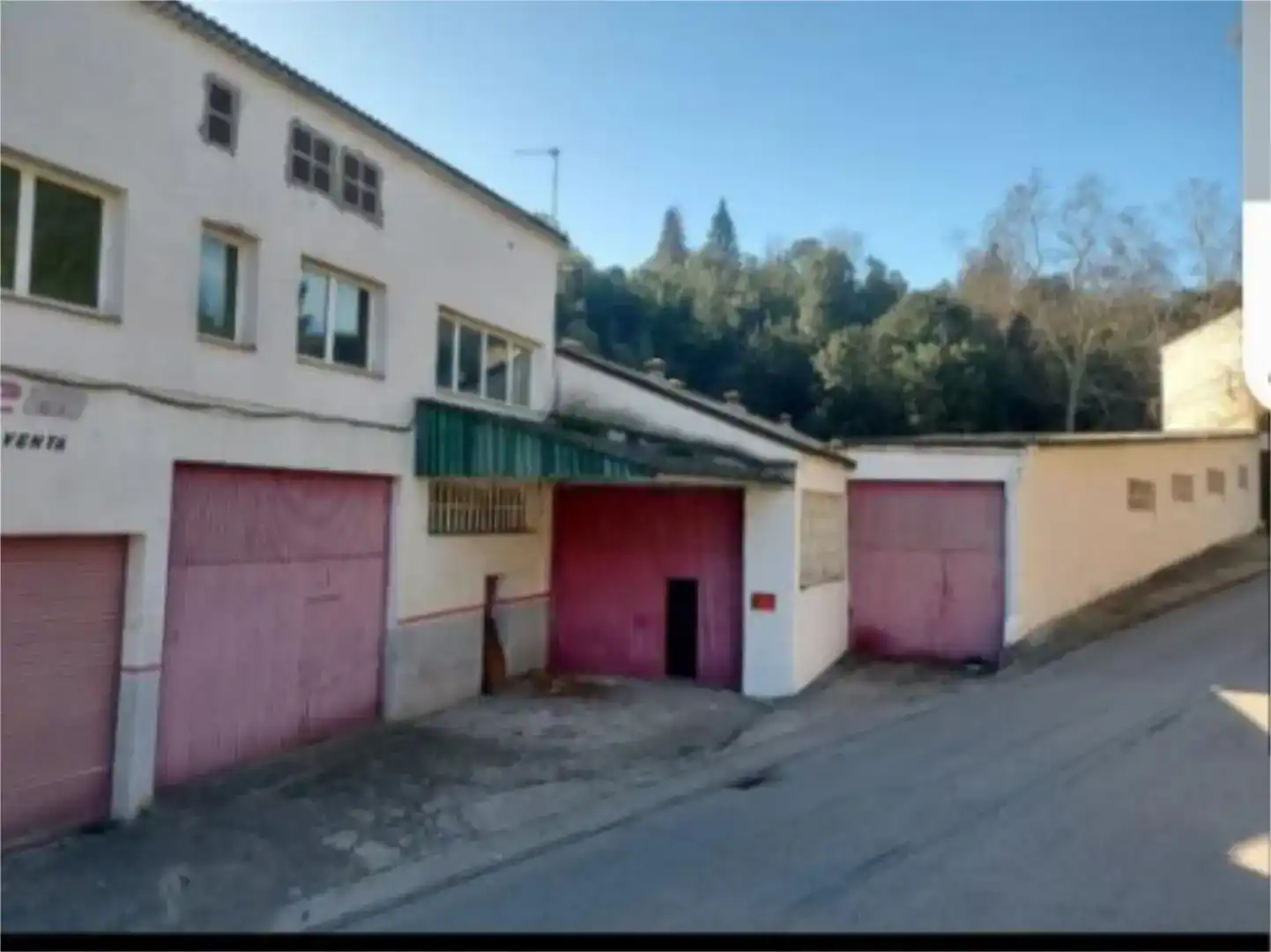 Außenansicht von Fabrikhallen zur Miete in Arbúcies
