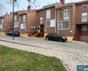 Vista exterior de Casa adosada en venda en Valladolid Capital amb Calefacció, Jardí privat i Parquet