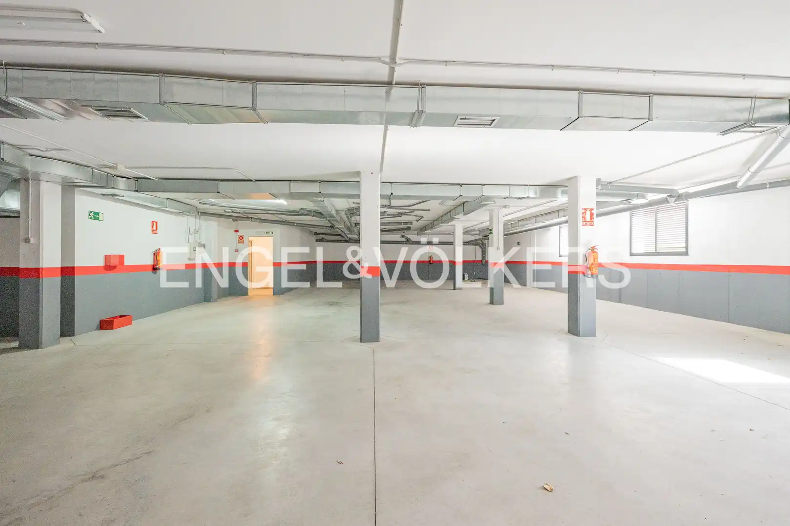 Parking de Casa o chalet en venta en Madrid con Aire acondicionado, Calefacción y Jardín privado