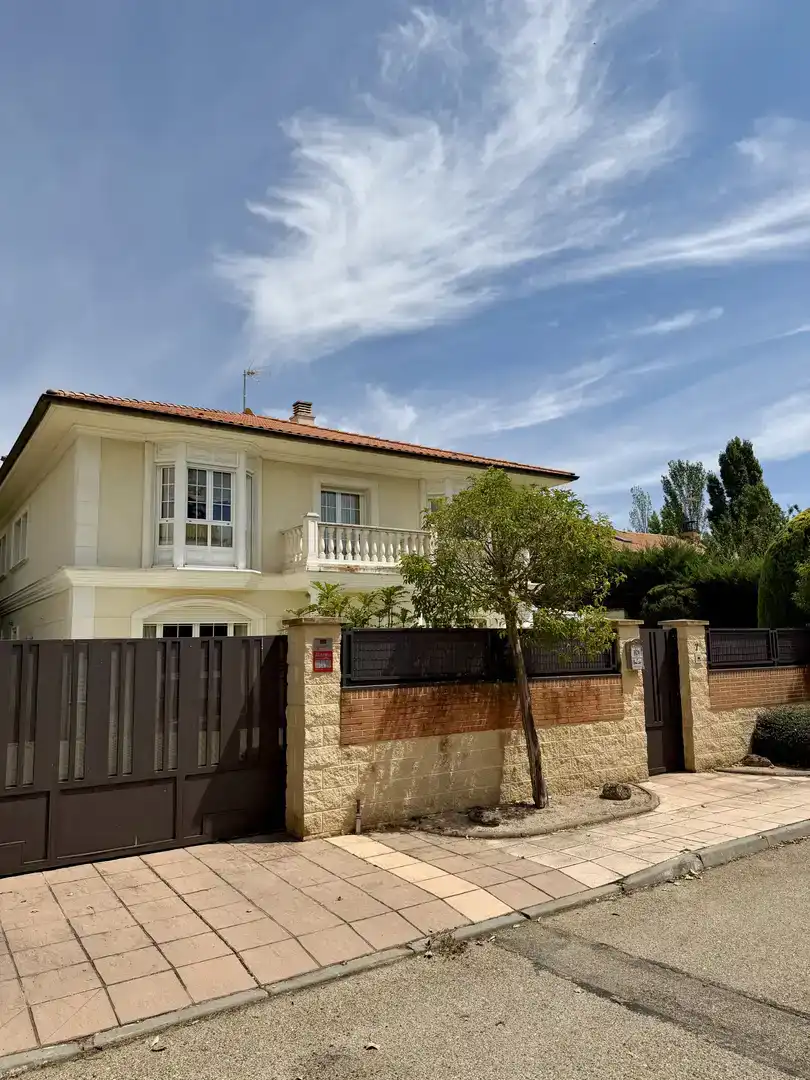 Vista exterior de Casa o xalet en venda en Garray amb Jardí privat, Parquet i Piscina