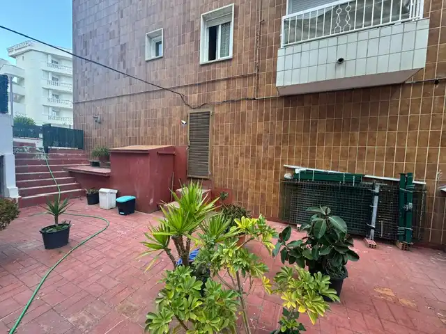 Vista exterior de Local en venta en Calella con Terraza y Alarma