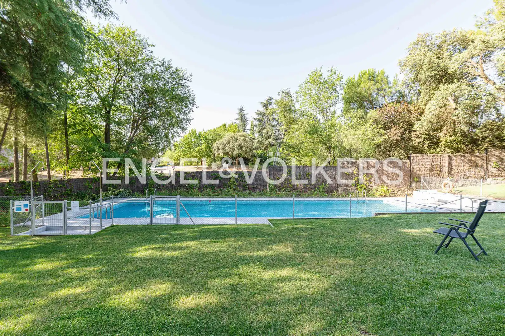 Piscina de Casa adosada en venda en Boadilla del Monte amb Aire condicionat, Calefacció i Jardí privat