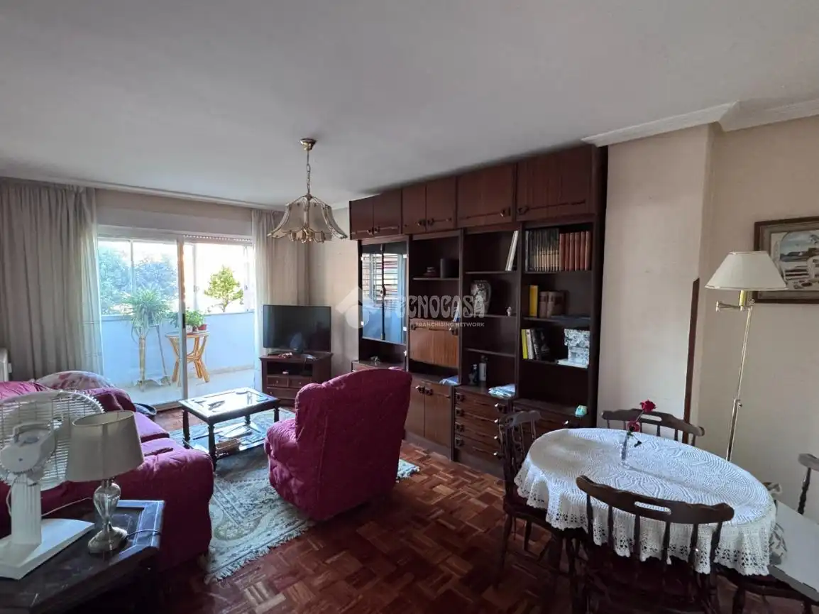 Sala d'estar de Pis en venda en León Capital  amb Calefacció i Parquet