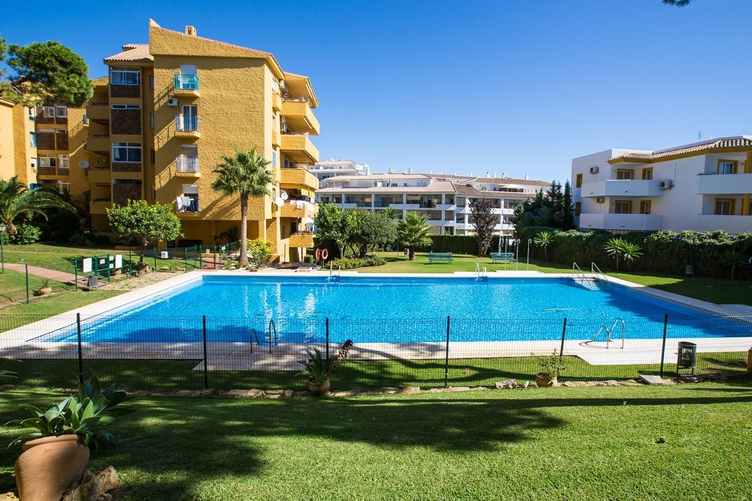 Swimming pool of Flat for sale in Mijas  with Air Conditioner, Terrace and Community pool