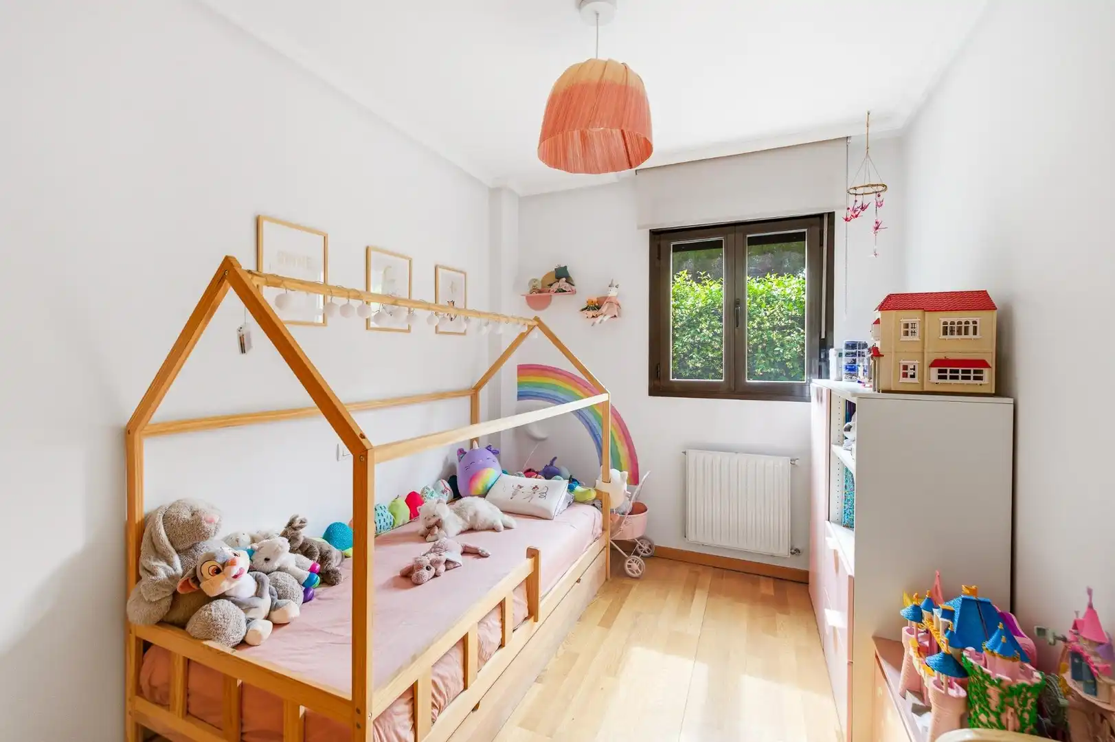 Habitación de Planta baja en venta en Madrid con Calefacción, Jardín privado y Piscina comunitaria