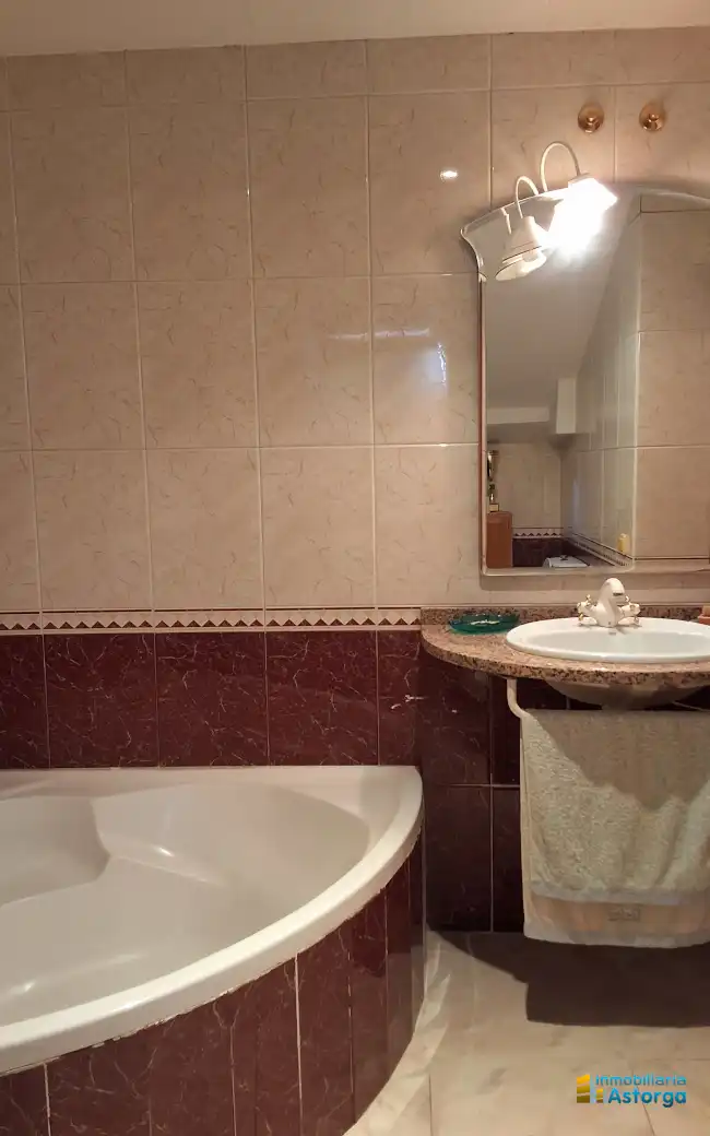 Baño de Casa o chalet en venta en Astorga con Calefacción, Jardín privado y Parquet
