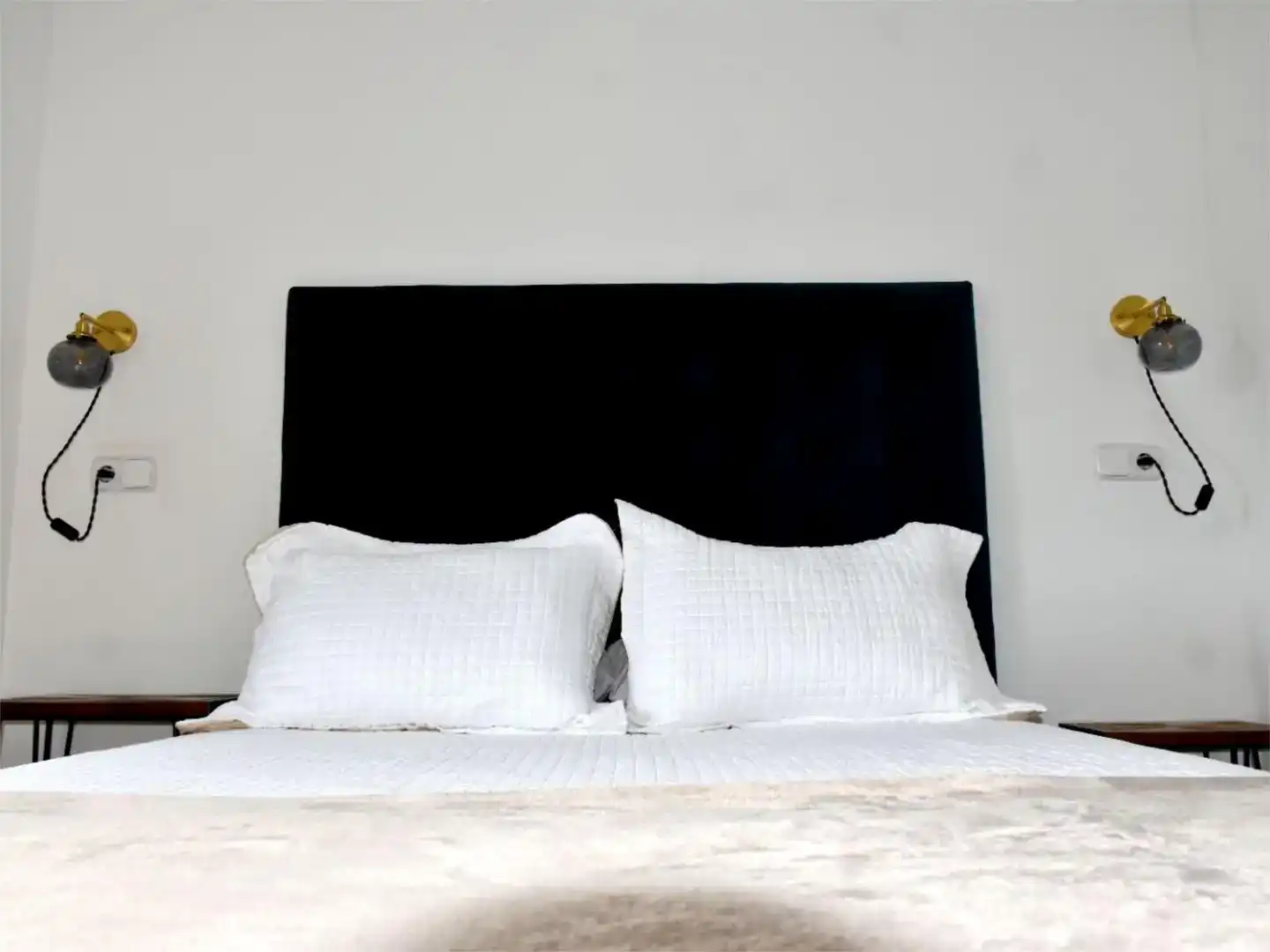 Schlafzimmer von Wohnung zur Miete in Muxía mit Privatgarten, Parkett und Möbliert