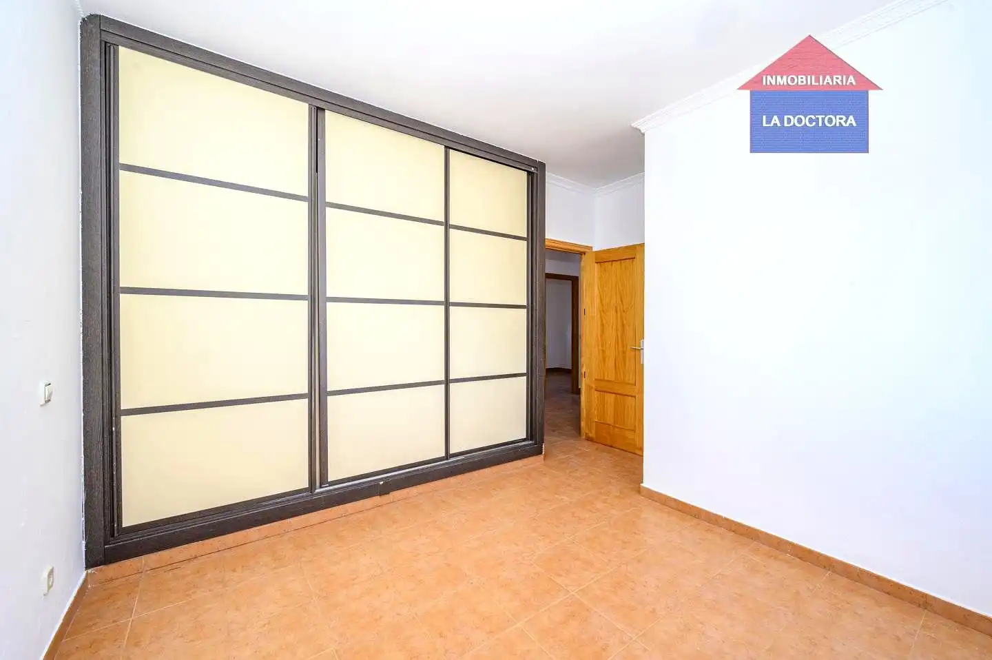 Dormitori de Casa adosada en venda en Camarena amb Calefacció, Jardí privat i Terrassa