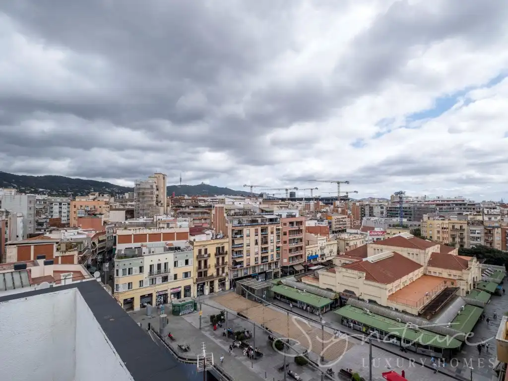 Vista exterior de Edificio en venta en L'Hospitalet de Llobregat