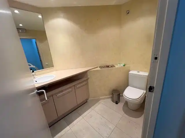 Baño de Local de alquiler en Esplugues de Llobregat con Aire acondicionado, Calefacción y Amueblado