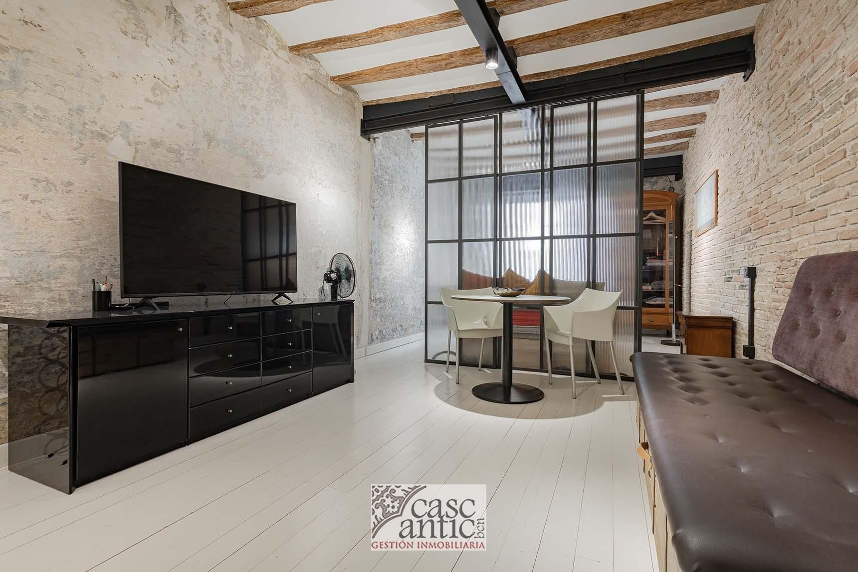 Living room of Flat for sale in  Barcelona Capital  with Furnished, Balcony and Alarm