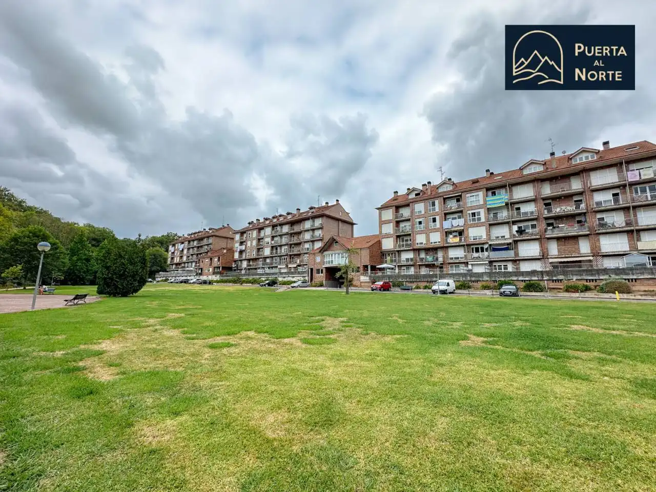 Vista exterior de Pis en venda en Hazas de Cesto amb Calefacció, Terrassa i Piscina comunitària