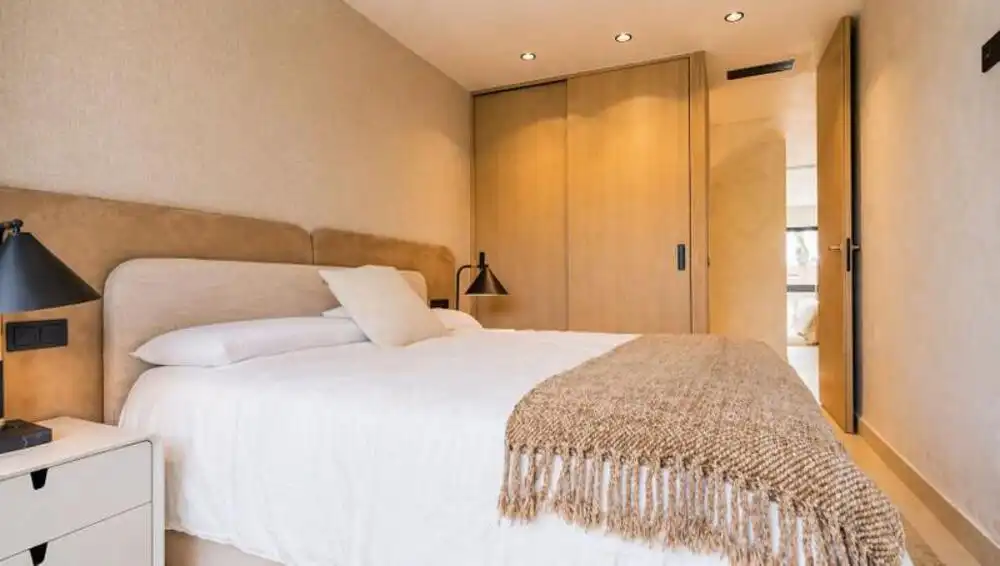 Dormitori de Casa adosada de lloguer en Marbella amb Aire condicionat, Jardí privat i Terrassa