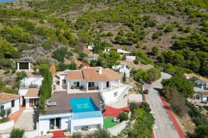 Casa con piscina en venta en El Faro de Calaburra - Chaparral
