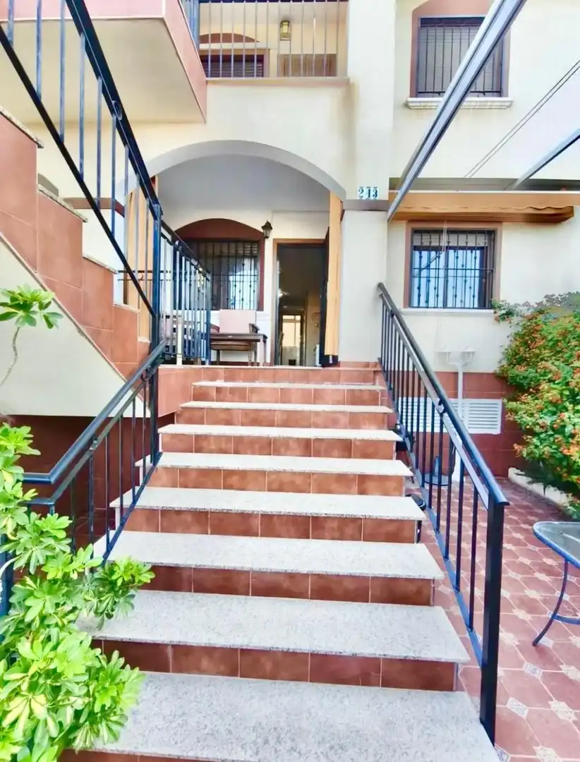 Casa adosada de lloguer en Torrevieja amb Aire condicionat, Terrassa i Piscina