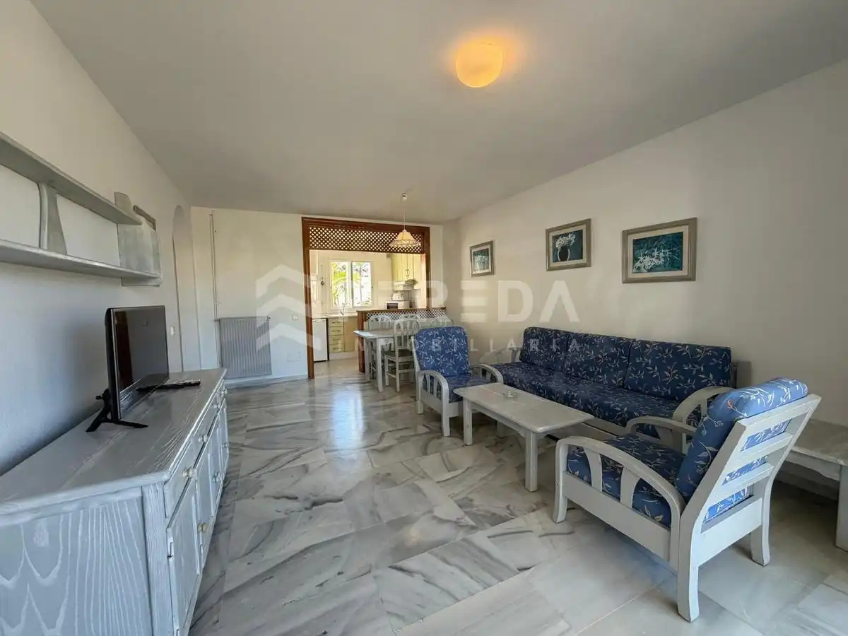 Wohnzimmer von Wohnungen zum Verkauf in Roquetas de Mar mit Klimaanlage, Privatgarten und Terrasse