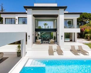 Vista exterior de Casa o xalet en venda en Marbella amb Aire condicionat, Jardí privat i Terrassa