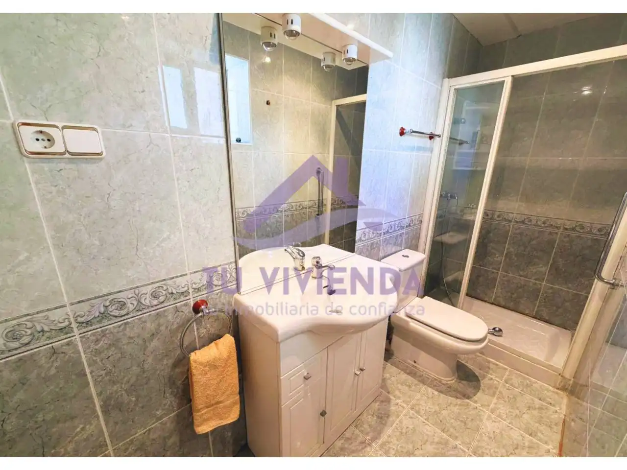 Bathroom of Houses for sale in Poza de la Vega