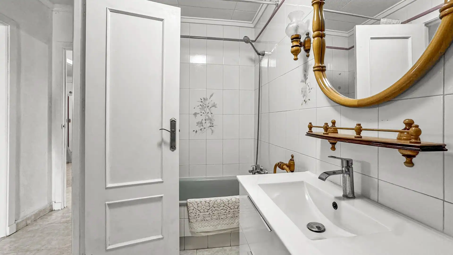 Baño de Apartamento en venta en Torrevieja con Trastero, Amueblado y Horno