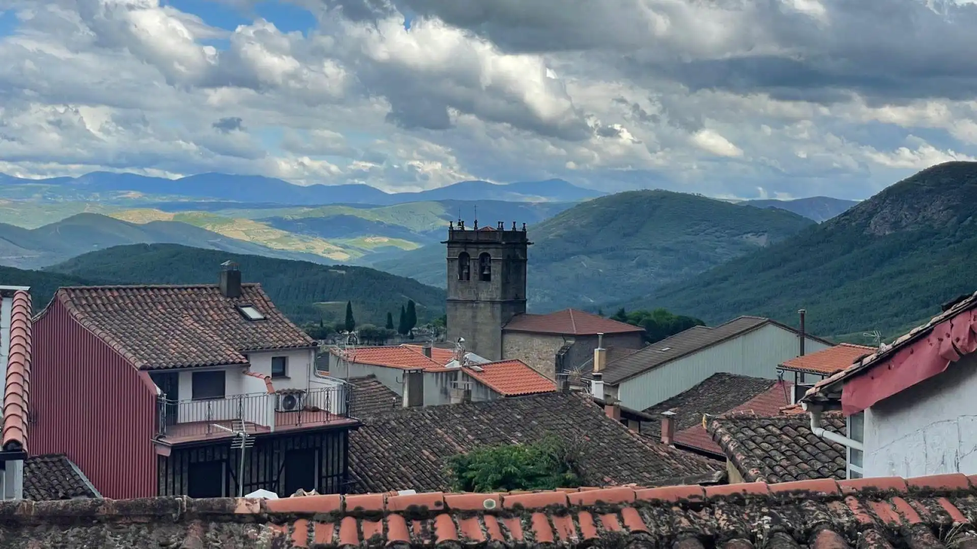 Vista exterior de Casa o xalet en venda en Herguijuela de la Sierra amb Traster i Balcó