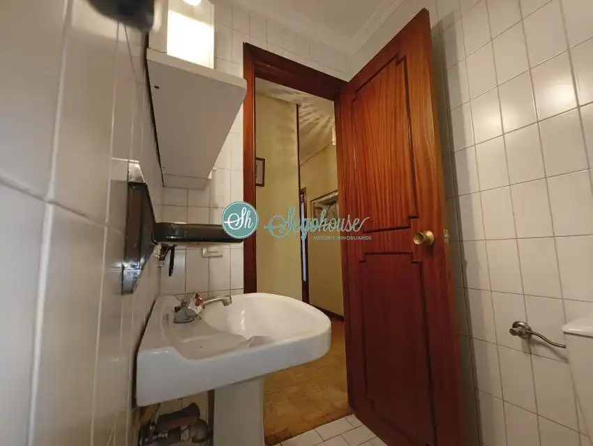 Badezimmer von Wohnung zum Verkauf in Segovia mit Heizung, Parkett und Terrasse