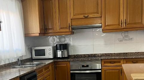 Foto 2 de Casa adosada en venda a Mossèn Cinto Verdaguer, La Plana, Esparreguera